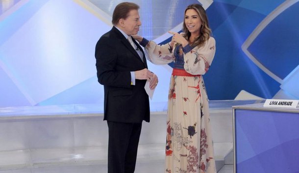 Após outro comentário machista, o apresentador Sílvio Santos tomou uma bronca da filha, Patrícia Abravanel, em pleno ar; Sílvio passou minutos elogiando o corpo da modelo Lívia Andrade, que estava de biquíni em uma foto, e Patrícia perdeu a paciência: "Um senhor, bisavô, fica falando da menininha loirinha. Parece um velho tarado. Não é para o seu bico nem para os seus olhos"