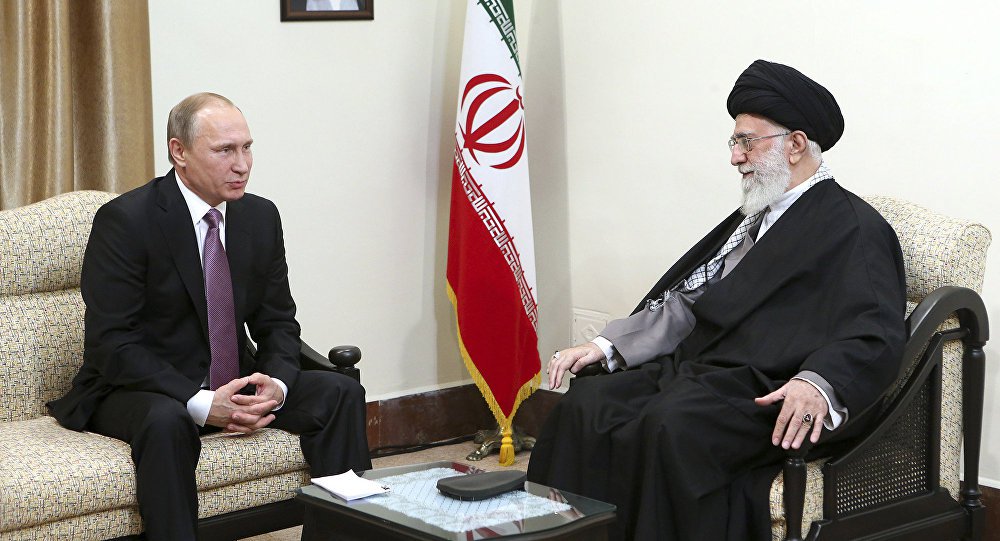 “Nossa cooperação pode isolar a América... O fracasso de terroristas apoiados pelos EUA na Síria não pode ser negado, mas americanos continuam seus planos”, disse Khamenei a Putin, de acordo com a TV estatal iraniana