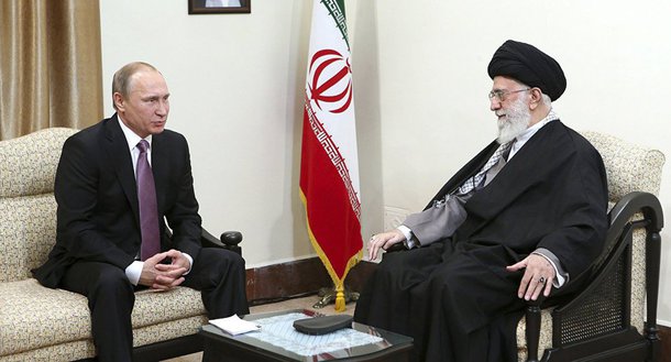 “Nossa cooperação pode isolar a América... O fracasso de terroristas apoiados pelos EUA na Síria não pode ser negado, mas americanos continuam seus planos”, disse Khamenei a Putin, de acordo com a TV estatal iraniana