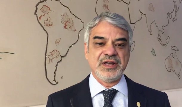 Participando de reunião do Parlamento do Mercosul em Montevidéu, no Uruguai, o senador do PT denunciou as tentativas de censura contra artistas ocorridas no Brasil nos últimos meses; "Políticos e religiosos fundamentalistas usam a censura por não ter argumentos para lidar com o momento político que eles próprios criaram. Assim, eles tentam censurar exposições de arte, livros, contando com o apoio de setores do Ministério Público e da Justiça - muitas vezes sem o respaldo legal, apenas para atender o desejo desses grupos conservadores", diz; assista