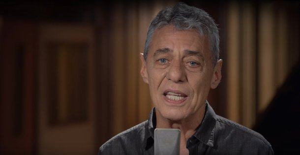 "Autor de uma obra delicada e corajosa sobre o universo feminino, que foi capaz de celebrar como nenhum outro compositor brasileiro, Chico Buarque foi acusado de 'machista' por causa de um verso em que um marido ameaça 'largar a família' para se dedicar a um novo amor", diz Paulo Moreira Leite, articulista do 247; "Num país onde a Constituição assegura a liberdade de expressão como um direito fundamental, a crítica é um direito de todos. Mas é bom recordar que na obra de Chico as mulheres deixaram de ser exibidas como objeto para desfrute masculino para serem tratadas como donas de seu corpo e de seu destino", lembra o jornalista