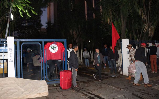 Cerca de 2 mil trabalhadores rurais Sem Terra acampados e assentados na Reforma Agrária ocupam desde as 5h45 horas desta segunda-feira (17) os pátios do Instituto Nacional de Colonização e Reforma Agrária (Incra) e do Ministério da Fazenda em Porto Alegre, no Rio Grande do Sul. As duas ocupações fazem parte da Jornada Nacional de Lutas pela Reforma Agrária, também conhecida como Abril Vermelho, período em que o MST realiza diversas mobilizações em todo o país para reivindicar, principalmente, a democratização do acesso à terra
