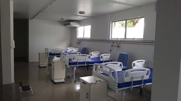 A ampliação dos leitos de internação na rede estadual de saúde, iniciada em 2015, até julho deste ano, já garantiu a oferta na rede de atendimento de 502 novos leitos; até o final do ano, mais 393 novos leitos estarão à disposição da população maranhense; com a execução da política de saúde na expansão da rede, o cidadão contará, no total, até 2018, com a criação de 1.499 leitos de internação em várias regiões do estado