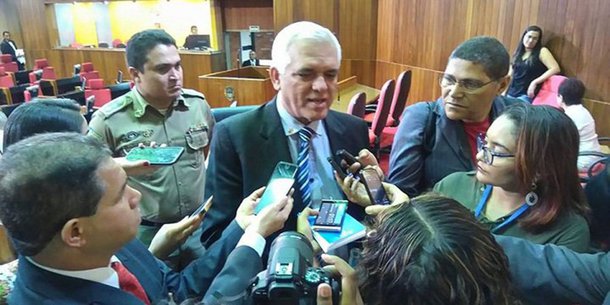 Decisão judicial não se discute; assim encarou o presidente da Assembleia Legislativa do Piauí, deputado Themístocles Filho (PMDB), sobre a decisão do STF, que entendeu não precisar de aval de Legislativos estaduais para processar governadores; "A decisão já foi tomada e não cabe nem discutir mais nada. Se está decidido, não cabe mais nem se discutir nada, a decisão foi tomada, ponto final. Não vamos discutir o que já foi decidido, eu não vou discutir o que já foi decidido. Não compete mais aos deputados discutir", afirmou o presidente da Alepi, sem entrar no mérito da decisão dos ministros