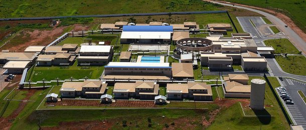 A conclusão das obras Centros de Referência e Excelência em Dependência Química (Credeqs), em construção em quatro municípios do interior, é prioridade absoluta do Governo de Goiás na programação de investimentos do Goiás na Frente, conjunto de investimentos públicos da ordem de R$ 6 bilhões para este ano e 2018; por determinação do governador, as obras do Credeq de Quirinópolis foram retomadas na semana passada e as unidades de Caldas Novas, Morrinhos e Goianésia também terão os trabalhos reiniciados nos próximos dias; os quatro Credeqs do interior seguem o mesmo padrão da unidade de Aparecida de Goiânia, inaugurada em junho do ano passado e que já se tornou referência no País