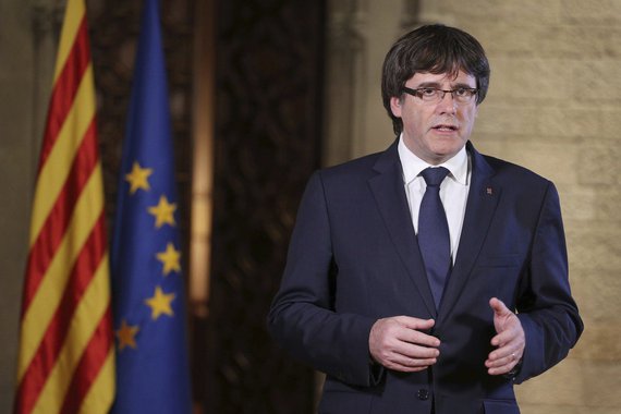 O presidente destituído da Catalunha, Carles Puigdemont, pediu neste sábado por "oposição democrática" pacífica à tomada de controle do governo central sobre a região, após sua declaração unilateral de independência da Espanha; Puigdemont, cujo governo regional foi destituído pelo primeiro-ministro da Espanha, Mariano Rajoy, na sexta-feira, acusou Madri de "agressão premeditada" contra a vontade dos catalães