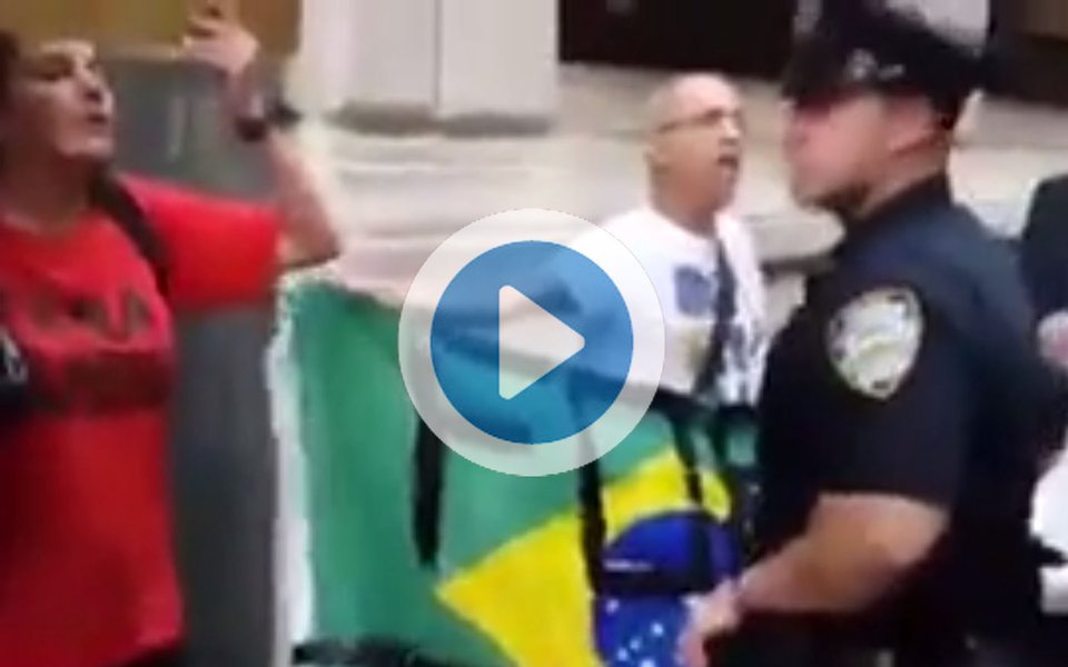 A comitiva de Michel Temer (PMDB) foi recebida com protesto em Nova York; manifestantes gritavam palavras de ordem em frente ao hotel em que Temer jantou com o presidente norte-americano Donald Trump;  “Quer vender o Brasil? Quer vender a Amazônia? Quer ajudar invadir a Venezuela?”, questionavam aos gritos
 