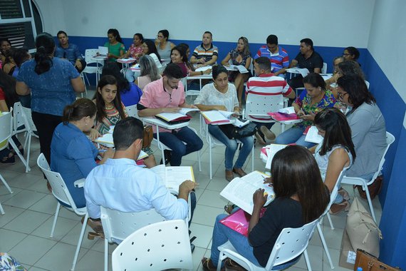 Está em curso no Maranhão o maior programa de formação de educadores da história, que abrange a assistência – no âmbito do programa Escola Digna – para que professores multiplicadores capacitem as equipes técnicas das Secretarias Municipais dos municípios e estes qualifiquem os educadores das redes; são 50 mil professores da rede pública estadual e municipal recebendo formação e qualificação; pode ser a transformação do Maranhão pela educação 