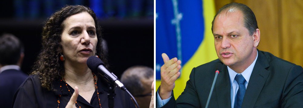 Deputada federal Jandira Feghali (PCdoB/RJ) entrou com uma representação no Ministério Público Federal na tarde desta quinta-feira (22) contra o ministro da Saúde, Ricardo Barros; de acordo com a representação, o Rio vive uma situação de "caos econômico e financeiro", que "chegou às políticas sociais na forma de grave contração do atendimento à saúde" no Estado; diante deste quadro, Jandira afirma que a rede federal, "já bastante deficitária no que se refere aos investimentos necessários, padece com uma gestão orientada por planilhas e a urgência em reduzir despesas"