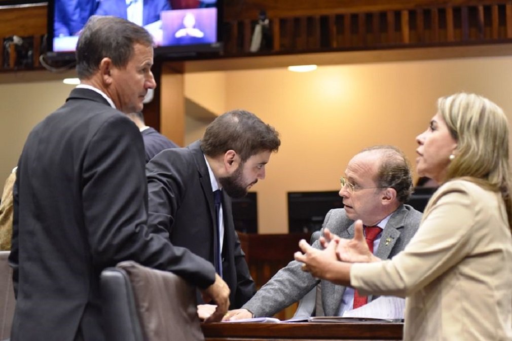Assembleia Legislativa aprovou, por 46 votos a favor e 2 contrários, o reajuste de 6,48% para o salário mínimo regional, que passa a R$ 1.175,15; resultado da votação, porém, desagradou as centrais sindicais, que defendiam a aprovação de uma emenda de autoria do deputado estadual Elton Weber (PSB), que previa reajuste de mais 1,7%, totalizando 8,2%, para recuperar perdas acumuladas desde o ano passado, quando o piso gaúcho foi reajustado abaixo da inflação; a emenda sequer foi votada, uma vez que a base do governo José Ivo Sartori apresentou um requerimento de preferência, aprovado por 26 votos a 22, para a votação do texto original do PL 9/2017, como encaminhado pelo governo