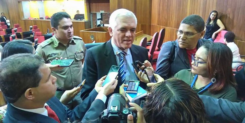 Decisão judicial não se discute; assim encarou o presidente da Assembleia Legislativa do Piauí, deputado Themístocles Filho (PMDB), sobre a decisão do STF, que entendeu não precisar de aval de Legislativos estaduais para processar governadores; "A decisão já foi tomada e não cabe nem discutir mais nada. Se está decidido, não cabe mais nem se discutir nada, a decisão foi tomada, ponto final. Não vamos discutir o que já foi decidido, eu não vou discutir o que já foi decidido. Não compete mais aos deputados discutir", afirmou o presidente da Alepi, sem entrar no mérito da decisão dos ministros