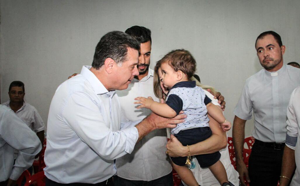 O prefeito Sávio de Souza (PMDB-GO) parabenizou o governador Marconi Perillo (PSDB) pelo investimento de R$ 1,5 milhões feito em Pilar de Goiás, a 250 km da capital Goiânia; a população definiu que o dinheiro será aplicado na recuperação de algumas ruas e também na pavimentação de bairros que ainda convivem com vias de terra
