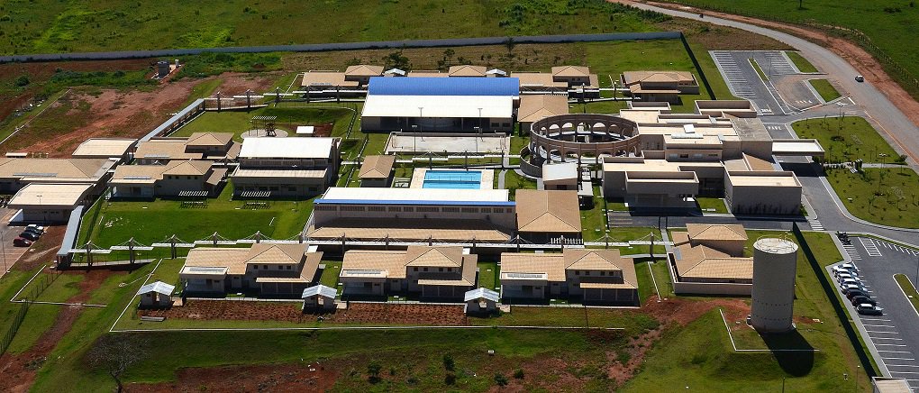 A conclusão das obras Centros de Referência e Excelência em Dependência Química (Credeqs), em construção em quatro municípios do interior, é prioridade absoluta do Governo de Goiás na programação de investimentos do Goiás na Frente, conjunto de investimentos públicos da ordem de R$ 6 bilhões para este ano e 2018; por determinação do governador, as obras do Credeq de Quirinópolis foram retomadas na semana passada e as unidades de Caldas Novas, Morrinhos e Goianésia também terão os trabalhos reiniciados nos próximos dias; os quatro Credeqs do interior seguem o mesmo padrão da unidade de Aparecida de Goiânia, inaugurada em junho do ano passado e que já se tornou referência no País