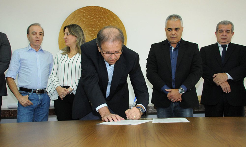O governador do Tocantins, Marcelo Miranda, entregou ao presidente da Fundação Pio XII, Henrique Prata, a escritura do terreno para construção do Hospital do Câncer do Tocantins; denominado “Hospital do Amor”, a unidade será implantada na quadra 1101 Sul de Palmas, em uma área de 76 mil metros quadrados, e a expectativa é que até 2020 esteja em funcionamento; ”Um momento histórico, porque marca o primeiro passo para a implantação de uma instituição no centro do País, tida como maior referência em pesquisa, prevenção, diagnóstico e tratamento de câncer no Brasil”, disse Miranda
