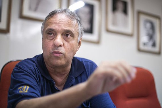 No final dos anos 90, o setor de telefonia brasileiro passou por um processo de privatização radical; a ideia de que a privatização da telefonia foi positiva parece seguir dominante entre a maioria da opinião pública; para o presidente do Sindicato dos Telefônicos do Rio Grande do Sul (Sinttel-RS), Gilnei Porto Azambuja, “em um primeiro momento, a sociedade ficou eufórica em virtude da promessa da melhoria dos serviços. Depois, as tarifas dispararam, o atendimento à população piorou e as condições de trabalho dos trabalhadores pioraram drasticamente”; e comentou a crise da Oi, que deve mais de R$ 65 bilhões; “Nós temos convicção de que o caso da Oi é a desmoralização total das privatizações no setor da telefonia” 