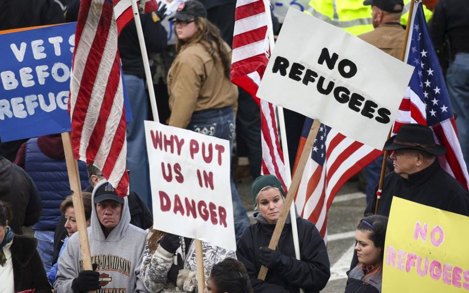 Estados Unidos pretendem admitir o limite máximo de 45 mil refugiados no ano fiscal 2018, o menor número estabelecido desde 1980, uma redução que o governo de Donald Trump justificou, em parte, pela necessidade de garantir "a segurança do povo americano"; EUA admitiram cerca de 85 mil refugiados no ano fiscal 2016, e Obama estabeleceu para o período atual, de 2017, o limite de 110 mil refugiados