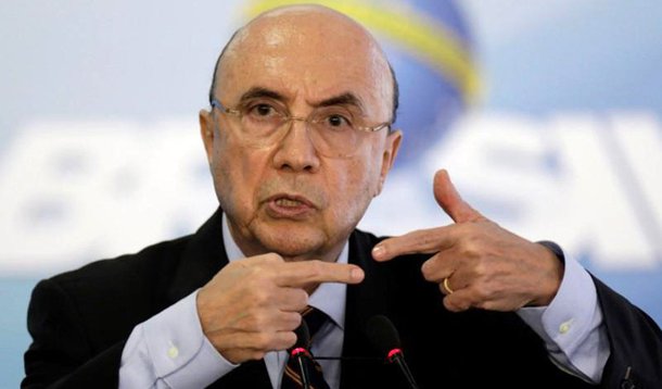 Ministro da Fazenda, Henrique Meirelles, reconheceu a dificuldade em tirar a reforma da Previdência do papel e afirmou que o presidente Michel Temer admitiu isso a líderes da base aliada, mas enfatizou que essa pauta não é uma questão de escolha, mas sim fiscal; "(A frase de Temer) reconheceu uma realidade", afirmou Meirelles; "Não há dúvida de que existe dificuldade em aprovar a reforma da Previdência este ano, mas a ideia é de que vá para votação (em 2017)", acrescentou