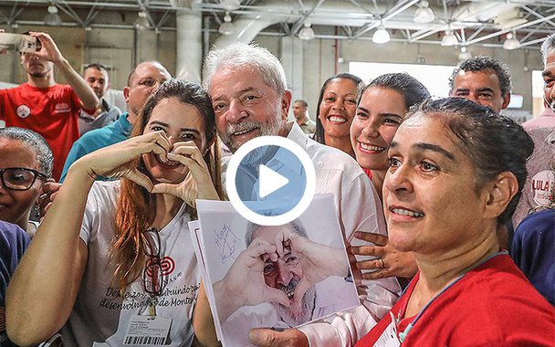 No dia em que completa 72 anos, ex-presidente Luiz Inácio Lula da Silva é celebrado em praça lotada de Montes Claros, no norte de Minas Gerais, terra de seu amigo e ex-vice-presidente José Alencar; quando perguntado sobre Alencar, Lula respondeu: "Foi o melhor vice do mundo, um ser humano extraordinário, alguém competente"