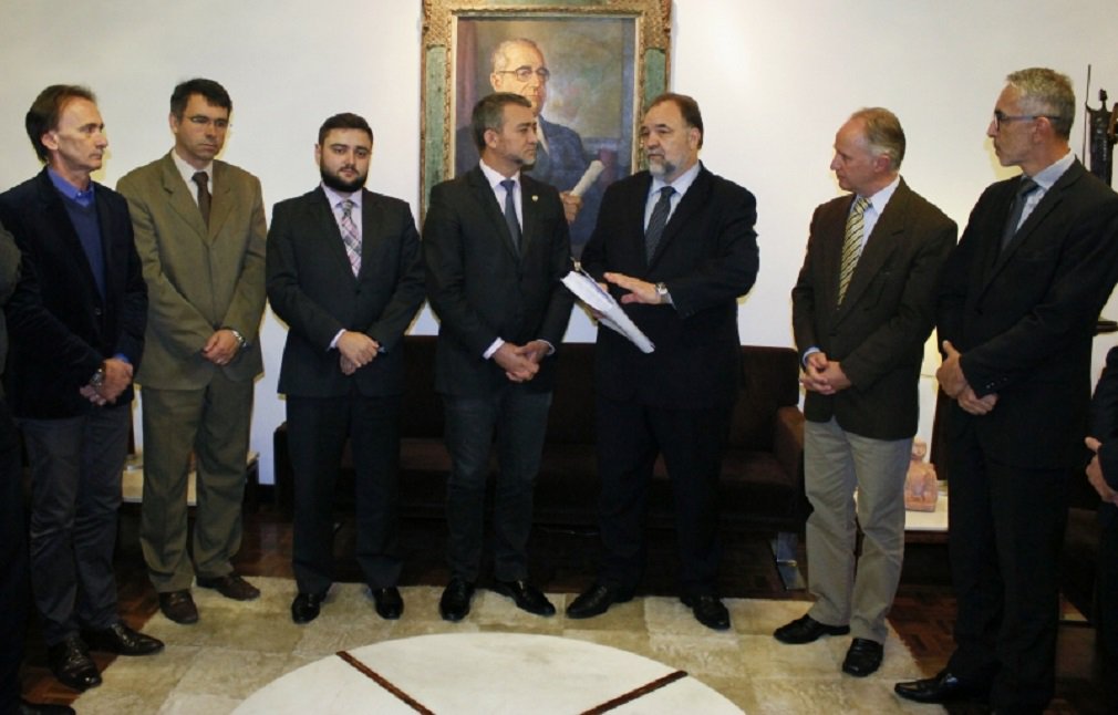 Depois de divulgar como “histórico” um suposto acordo entre Executivo, Legislativo, Judiciário, Ministério Público e Defensoria Pública em torno do projeto da Lei de Diretrizes Orçamentárias (LDO) de 2018, o governo do Estado o encaminhou, nesta quinta-feira (11), à Assembleia Legislativa; apesar do anúncio de ontem do governo, o presidente da Assembleia, Edegar Pretto (PT), aproveitou a ocasião para destacar que não tem acordo sobre a situação e que é “inadmissível e inaceitável o fato de termos três anos de salário congelado”; há, de acordo com Pretto, uma perda salarial somada de cerca de 30% entre os servidores do Executivo estadual nos últimos três anos – e a definição dele é que se trata de uma “decisão política”.