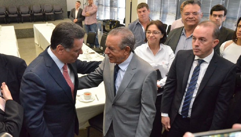 A Prefeitura de Goiânia foi o 245.º município do Estado (do total de 246) a formalizar seu pedido de inclusão no Goiás na Frente; prefeito Iris Rezende (PMDB) fez ao governador Marconi Perillo (PSDB) a solicitação de inclusão da capital no programa durante reunião no Paço Municipal na manhã desta quinta-feira; Iris solicitou a parceria para o financiamento do ramal leste da Avenida Leste-Oeste, entre a Praça do Trabalhador e área limite com o município de Senador Canedo