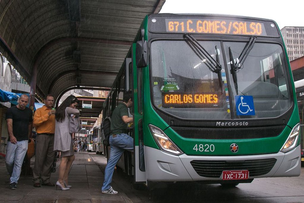 O prefeito Nelson Marchezan Jr. (PSDB) publicou o decreto que tem por objetivo definir prazos para a implementação de novas tecnologias – GPS, reconhecimento facial, circuito interno de vigilância – e alterando regras no sistema de transporte público da Porto Alegre; a Carris e as empresas terão até o dia 31 de dezembro de 2018 para implementar todas as mudanças previstas no decreto em toda a frota de coletivos da Capital
