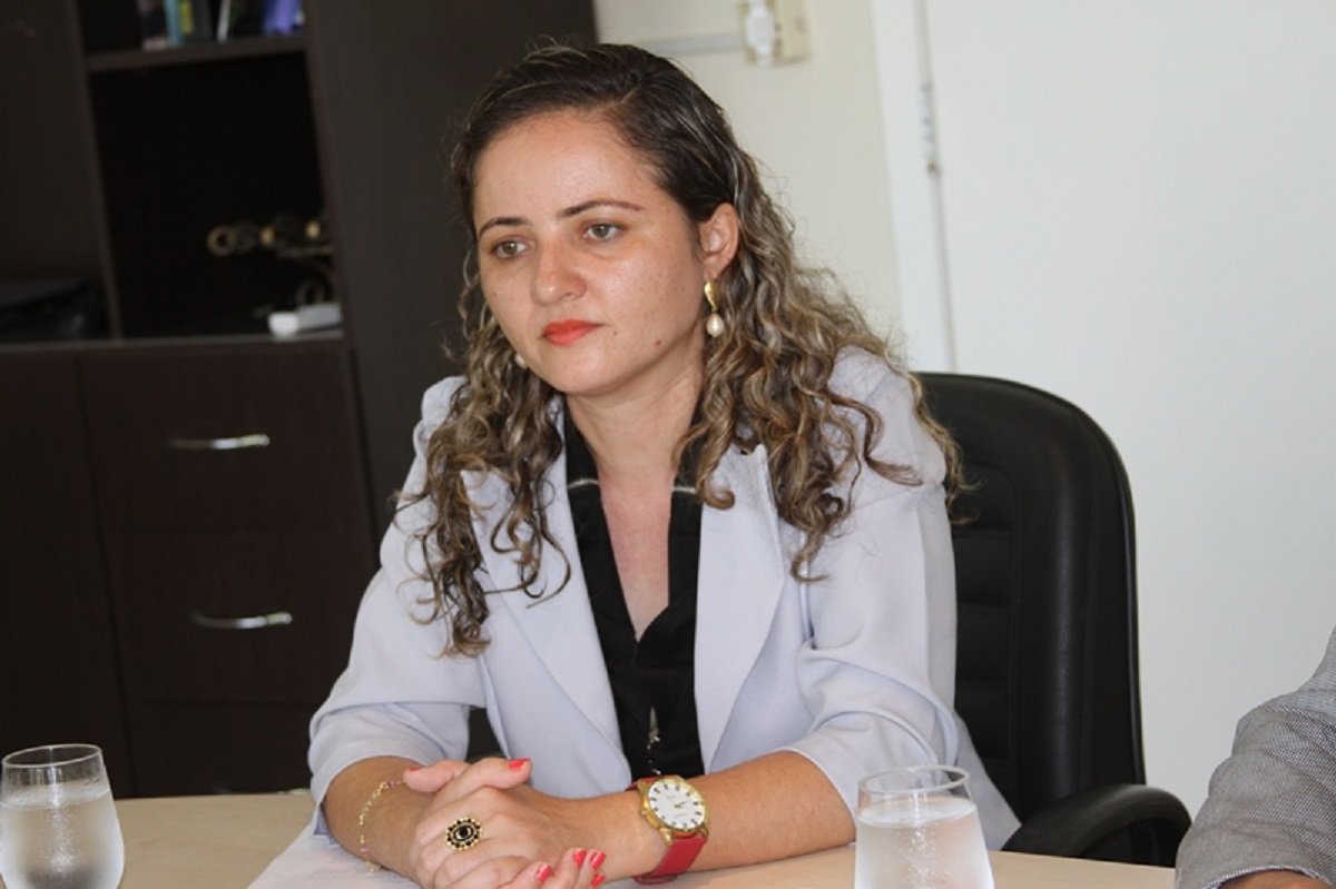 A reitora da Universidade Estadual do Tocantins (Unitins), Elizângela Glória Cardoso, faleceu na manhã de hoje, no Hospital do Câncer, em Barretos, onde se encontrava em tratamento de saúde. Em nota oficial a Unitins lamenta o falecimento de sua reitora e informa que ainda não há definição sobre o velório e o sepultamento
 