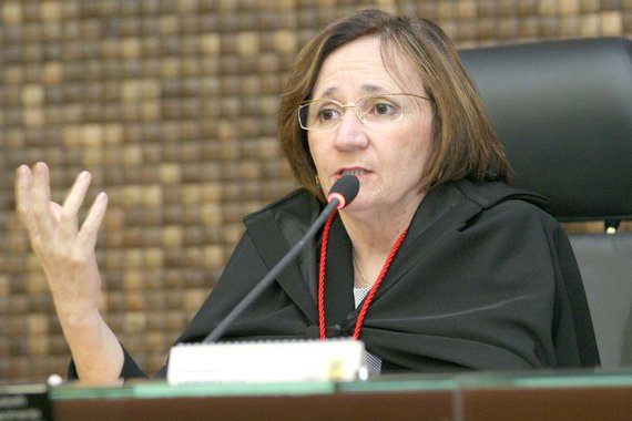 A desembargadora do Tribunal de Justiça de Alagoas Elisabeth Carvalho afirmou que, apesar dos avanços obtidos nos últimos anos, ainda faltam políticas públicas voltadas para mulheres em Alagoas; para tentar atender parte da demanda, o Judiciário inaugurou a "Sala Lilás", onde vai funcionar a Coordenadoria Estadual da Mulher em Situação de Violência Doméstica e Familiar; iniciativa faz parte de um projeto nacional e tem como proposta atender vítimas de violência