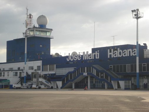 O aeroporto internacional José Martí, em Havana, retomou nesta terça-feira suas operações após permanecer três dias fechado por causa do furacão Irma, que atingiu a capital de Cuba no último sábado, provocando inundações, deixando mortos e prejudicando seriamente o fornecimento elétrico na ilha