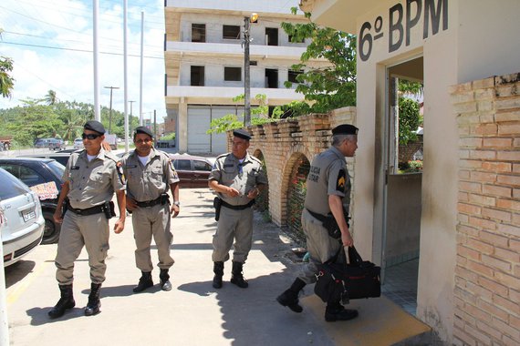 Alagoas ocupa a 7ª posição no ranking dos estados onde mais se mata policiais em serviço ou em atividades ligadas a profissão; levantamento feito pela Ordem dos Policiais do Brasil (OPB) mostra que 19 policiais foram mortos em 2016, sendo 12 policiais militares; este ano, segundo dados a Secretaria de Segurança Pública de Alagoas (SSP), cinco PMs foram assassinados