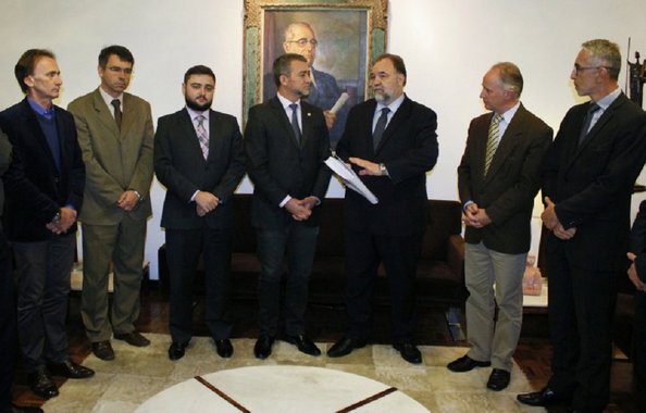 Depois de divulgar como “histórico” um suposto acordo entre Executivo, Legislativo, Judiciário, Ministério Público e Defensoria Pública em torno do projeto da Lei de Diretrizes Orçamentárias (LDO) de 2018, o governo do Estado o encaminhou, nesta quinta-feira (11), à Assembleia Legislativa; apesar do anúncio de ontem do governo, o presidente da Assembleia, Edegar Pretto (PT), aproveitou a ocasião para destacar que não tem acordo sobre a situação e que é “inadmissível e inaceitável o fato de termos três anos de salário congelado”; há, de acordo com Pretto, uma perda salarial somada de cerca de 30% entre os servidores do Executivo estadual nos últimos três anos – e a definição dele é que se trata de uma “decisão política”.