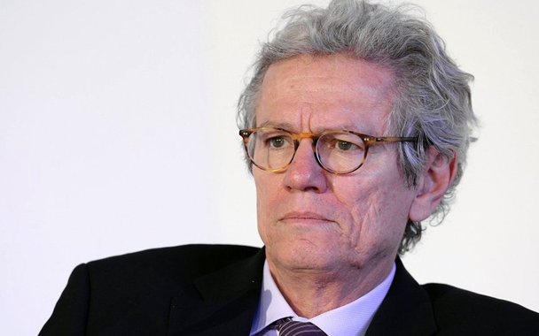 A demissão do economista Paulo Nogueira Batista Júnior do Novo Banco de Desenvolvimento (NBD), o Banco dos Brics, aparenta, segundo análise do jornalista Luiz Nassif, ser fruto de um "jogo de cartas marcadas". "Com a deposição de Dilma Rousseff, entrou uma equipe econômica, intelectualmente liderada por Ilan Goldjan, presidente do Banco Central e egresso do staff do FMI. Os primeiros movimentos consistiram em tirar da linha de frente diplomatas experientes que representavam o Brasil no NBD", destaca; "Se fosse um jogo normal, sem combinação de bastidores, caberia ao governo brasileiro e ao Itamarati protestar contra a medida arbitrária", ressalta