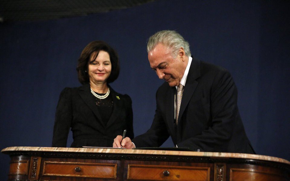 Primeiro ocupante da presidência na história do Brasil denunciado por corrupção, organização criminosa e obstrução judicial, Michel Temer discursou após a procuradora-geral Raquel Dodge e disse ter tido grande prazer em ouvi-la; "Me sinto honrado por dar-lhe posse", afirmou; Temer destacou ainda o fato de Raquel Dodge ser a primeira mulher a exercer o comando da PGR, embora tenha traído e golpeado a primeira mulher presidente da República, Dilma Rousseff