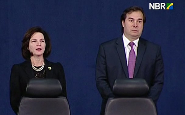 O presidente da Câmara, Rodrigo Maia (DEM), foi parar nos trendtopics do Twitter, na manhã desta segunda-feira; tudo isso porque se atrapalhou ao tentar cantar o hino nacional na cerimônia de posse da nova procuradora-geral da República, Raquel Dodge; "É sério que o Rodrigo Maia não sabe cantar o hino nacional? Estamos indo cada vez mais pro fundo do poço", escreveu um internauta no Twitter