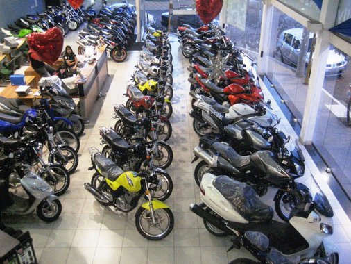 Vendas para as concessionárias em maio sofreram queda de 22,2%, em comparação com o mesmo mês do ano passado; no acumulado do ano, foram vendidas 345.021 unidades, redução de 8% ante o mesmo período de 2016; a produção de motocicletas também caiu 2,5% de janeiro a maio deste ano, segundo dados da Associação Brasileira dos Fabricantes de Motocicletas, Ciclomotores, Motonetas, Bicicletas e Similares (Abraciclo)