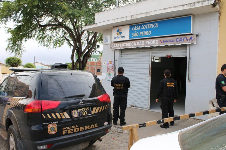 A Polícia Federal cumpriu 15 mandados de busca e apreensão, 10 mandados de condução coercitiva e oito de medidas cautelares diversas nas cidades de Palmas de Monte Alto, Aracatu, Riacho de Santana e Botuporã, todas no sudoeste da Bahia, em duas operações distintas nesta terça-feira; foram afastados das funções públicas os atuais prefeito e secretário de Administração e Finanças de Aracatu e servidores públicos de Palmas de Monte Alto; as operações foram batizadas de 'Chronos' e 'Syagrus'