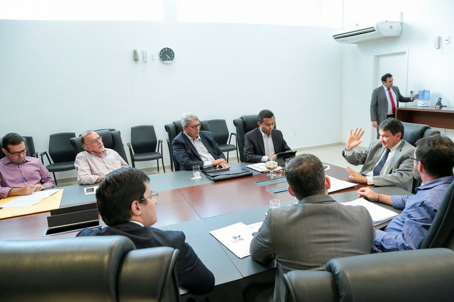 O Governo do Piauí informou que segue planejando e executando medidas para minimizar a crise hídrica que assola municípios no interior do estado; o governador Wellington Dias se reuniu com o presidente da Agespisa, Emanuel Bonfim, para tratar da perfuração de poços profundos, em cidades onde as reservas de água chegaram ao fim; a Secretaria de Estado do Desenvolvimento Rural (SDR) cedeu à Agespisa maquinário que permite perfurar poços com até mil metros de profundidade