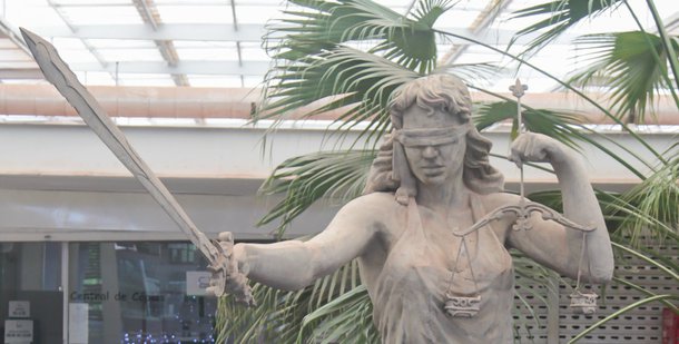 Decisão da Justiça da Comarca de Água Branca, no Sertão de Alagoas, autoriza a transexual Paloma Lorrany da Conceição Lima a mudança de seu nome no registro civil e ainda que no documento conste como sexo o feminino; de acordo com a legislação brasileira, o nome é um direito da personalidade, intransferível e irrenunciável