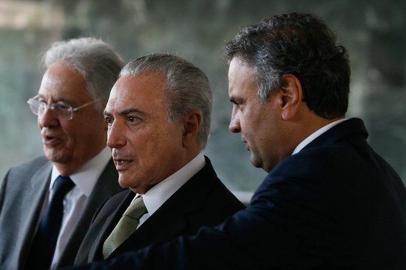 Jornalista Fernando Brito critica a proposta em gestação no Palácio do Planalto de incentivar andamento de PEC que prevê implantação do parlamentarismo no País já a partir do próximo ano; "É obvio que se houvesse um mínimo de bom-senso no parlamento e se houver um pingo de vergonha no Judiciário, país algum mudaria a sua forma de governo durante o mesmo mandato e jamais sem um plebiscito que o autorizasse", diz Brito; "Imagine dizer ao povo, a esta altura, que ele vai eleger um presidente “de brincadeirinha”, que não vai governar"