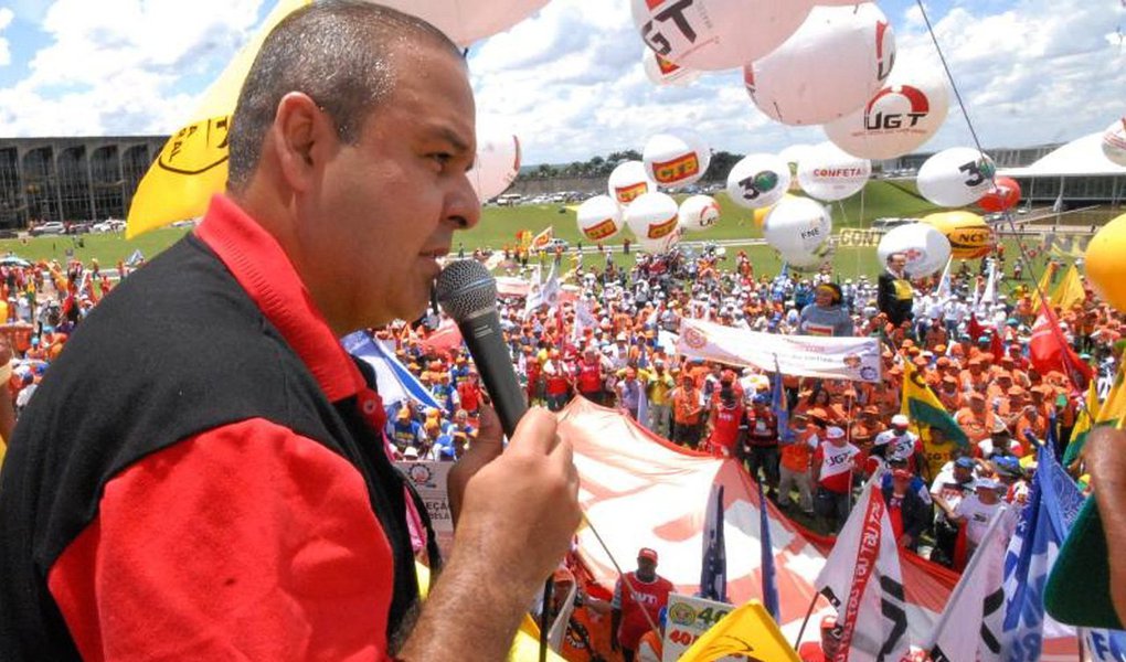 Representantes das centrais já estão em Brasília para a marcha que ocorrerá nesta quarta-feira (24), durante a qual esperam levar até 100 mil pessoas, aumentando a estimativa em relação à última sexta (80 mil); na Câmara, onde participou de reuniões para discutir os preparativos do ato, o presidente da CUT, Vagner Freitas, afirmou que não adianta tirar o presidente Michel Temer e convocar eleições indiretas; "Querem tirar um golpista e colocar outro para fazer a reforma trabalhista e da Previdência", denunciou