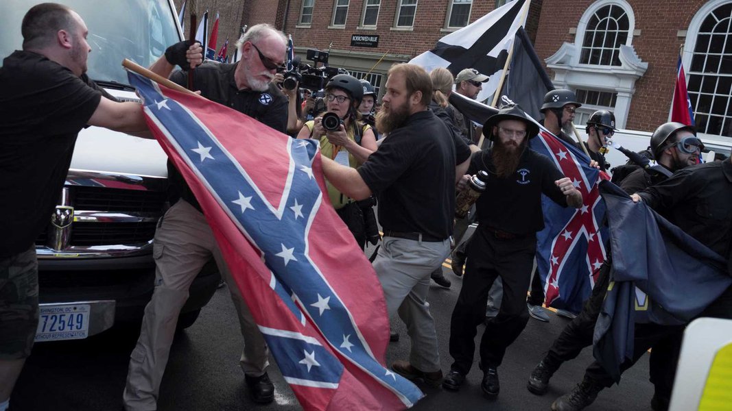 A violenta e fatal passeata dos supremacistas brancos em Virgínia é uma afronta à democracia. E revela a face monstruosa de um país modelado à imagem de seu atual presidente, opina o jornalista Jefferson Chase, da Deutsche Welle Brasil