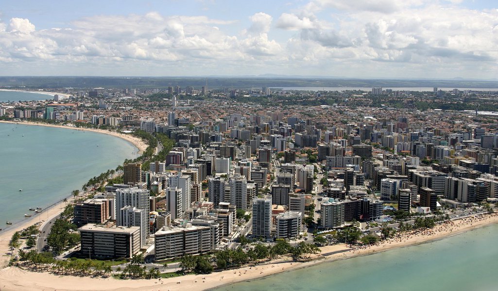 Segundo o secretário de Economia de Maceió, Fellipe Mamede, o Imposto Predial e Territorial Urbano (IPTU) registra uma inadimplência de 50%; exatamente por isso, após 20 anos, a capital tem um novo Código Tributário elaborado pela gestão pública, com a participação direta de entidades da sociedade civil; nova lei em vigor se propõe a fazer justiça fiscal aos pequenos contribuintes, além de promover o aumento da arrecadação, sem elevar a carga tributária, incentiva o contribuinte a negociar débitos tributários fundamentais ao desenvolvimento da cidade