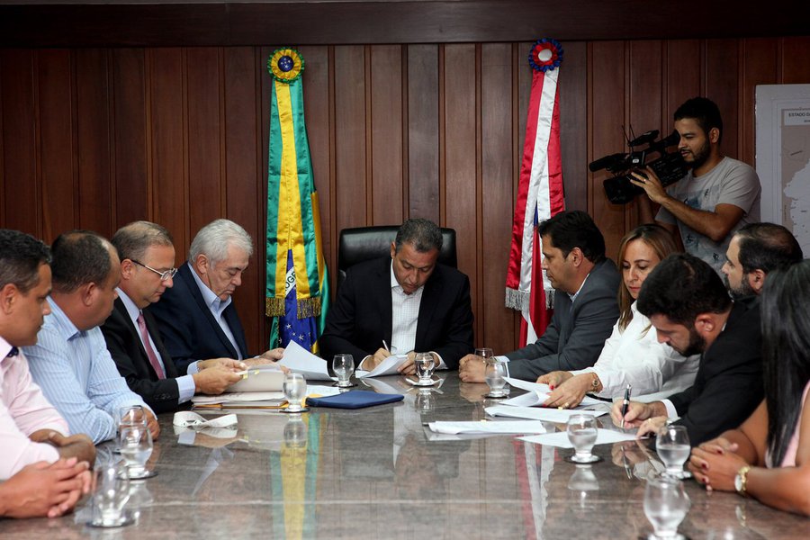 O governador Rui Costa assinou nesta segunda-feira um novo contrato para ampliar os recursos e vincular os valores à produtividade do Hospital Regional de Ruy Barbosa, no centro norte da Bahia; a unidade vai receber mais de R$ 900 mil por mês, e passará a fazer 159 cirurgias eletivas, 140 ortopédicas e 100 de catarata por mês; "A unidade tem um bom perfil, uma boa construção, mas vinha produzindo pouco. Nós refizemos o contrato, aumentamos o valor para mais de R$ 900 mil, mas isso vai depender da produtividade. Vamos comprar novos equipamentos para o hospital, fazer cirurgias ortopédicas e, a partir daí, realizar o planejamento para a instalação de uma UTI na unidade", afirmou o governador