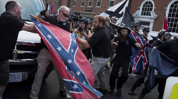 Ao comentar o violento protesto feito por grupos neonazistas e supremacistas brancos, Donald Trump afirmou que condena "a violência de todos os lados", sem indicar concretamente os agressores e autores desta violência; discurso, que não condenou os grupos racistas, foi comemorado por esse segmento; para o jornal The Independent, ao se recusar condenar de modo explícito os recentes protestos da extrema-direita,Trump deu implicitamente seu apoio aos neonazistas, skinheads e membros da Ku Klux Klan