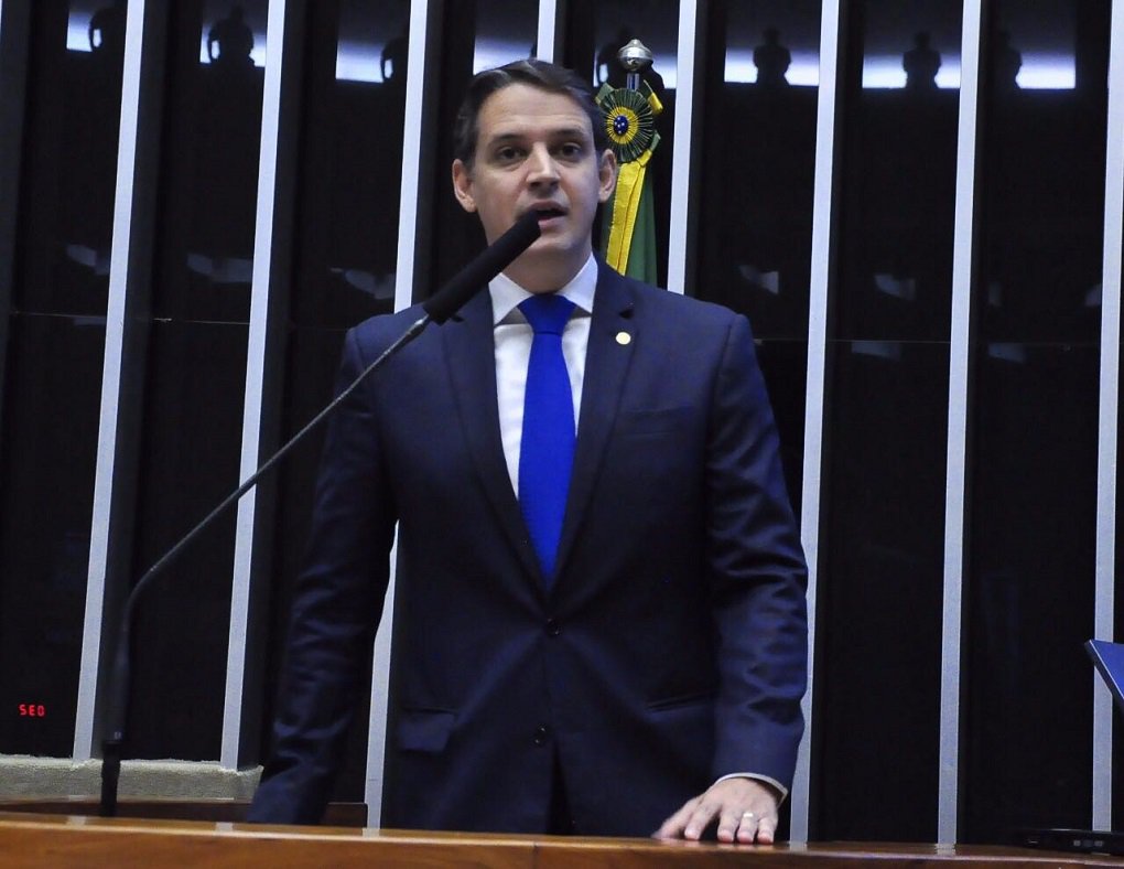O deputado federal Thiago Peixoto (PSD-GO) se manifestou contrariamente ao uso das Forças Armadas durante manifestação em Brasília; “As cicatrizes e traumas da nossa jovem democracia não permitem soluções deste tipo”, disse o goiano; “O Brasil não pode viver nesse clima de instabilidade. Independentemente de concordar que as reformas precisam ocorrer, o clima está insustentável. As medidas adotadas nesta quarta foram alarmantes. O uso das Forças Armadas durante o protesto foi preocupante”, acrescentou