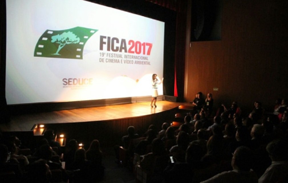 De volta ao Cineteatro São Joaquim, totalmente reformada pelo governo estadual, o Festival Internacional de Cinema e Vídeo Ambiental deu início a sua 19ª edição; abertura oficial do evento foi marcada por discursos breves, que abordaram a importância da discussão sobre cidades sustentáveis e da arte como instrumento para provocar mudanças sociais, pela homenagem ao cineasta Manoel Rangel, ex-diretor da Agência Nacional do Cinema (Ancine), e pela estreia mundial do documentário Caminho do Mar, dos diretores Bebeto Abrantes e Juliana Antunes