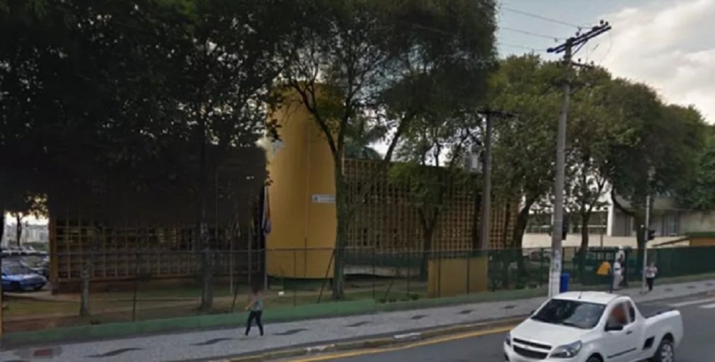 Um total de 391 armas de fogo foram roubadas do Fórum de Diadema, na região metropolitana de São Paulo, na noite de sábado (17), informou a Secretaria de Segurança Pública do estado (SSP); ninguém ficou ferido no roubo na ação que teve início por volta das 19h, quando criminosos armados renderam três vigilantes que faziam a segurança do local; além das armas, os assaltantes levaram dois cadeados, três radiocomunicadores e dois coletes balísticos que estavam sendo usados pelas vítimas