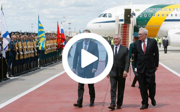 Vídeo mostra que Michel Temer desembarcou em Moscou, onde foi recebido com uma cerimônia oficial, mas sem a presença do presidente russo, Vladimir Putin; em sua viagem de dois dias ao país, Temer será ignorado por autoridades e empresários; dos 180 participantes do fórum empresarial no qual o peemedebista será o protagonista, há apenas um CEO e, ainda assim, o executivo é da filial russa de uma empresa brasileira; no campo diplomático, também não há nenhum acordo relevante previsto; ironicamente, Temer tem como um dos pontos principais da visita a defesa da carne brasileira, principal produto de exportação do Brasil para a Rússia; ou seja: isso implica fazer uma defesa das empresas de Joesley Batista, que no fim de semana o acusou de ser chefe de uma organização criminosa