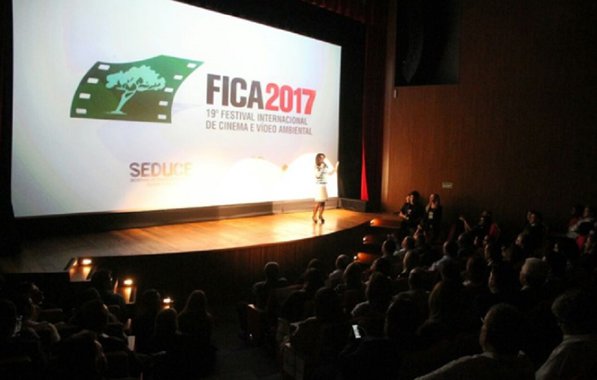 De volta ao Cineteatro São Joaquim, totalmente reformada pelo governo estadual, o Festival Internacional de Cinema e Vídeo Ambiental deu início a sua 19ª edição; abertura oficial do evento foi marcada por discursos breves, que abordaram a importância da discussão sobre cidades sustentáveis e da arte como instrumento para provocar mudanças sociais, pela homenagem ao cineasta Manoel Rangel, ex-diretor da Agência Nacional do Cinema (Ancine), e pela estreia mundial do documentário Caminho do Mar, dos diretores Bebeto Abrantes e Juliana Antunes