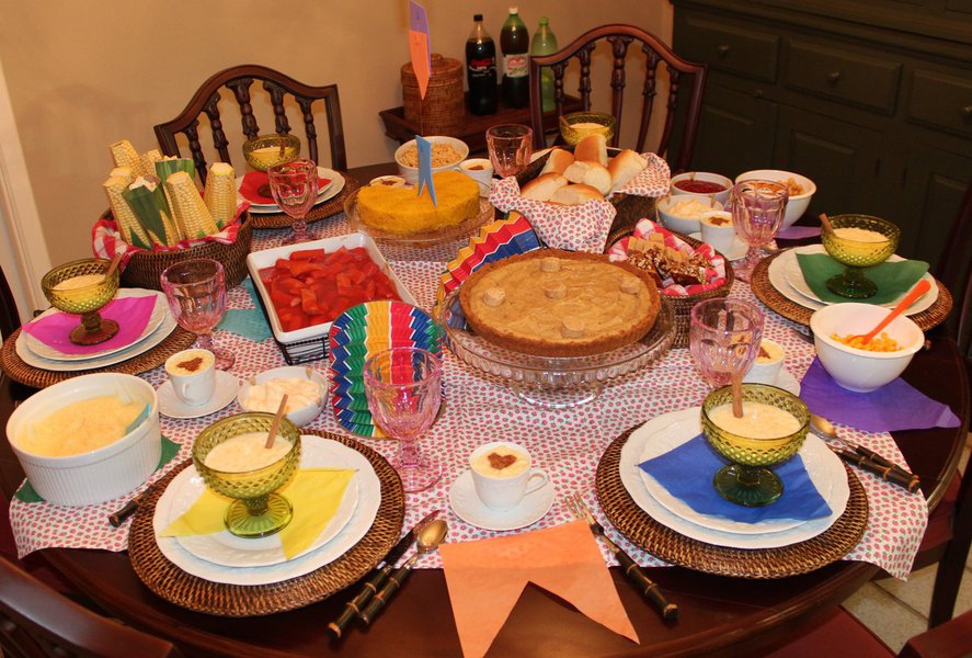 A cesta de produtos de festa junina teve aumento de custo de 2,7% entre 2016 e 2017, segundo dados divulgados nesta terça-feira pela Fundação Getúlio Vargas; apesar do aumento, os produtos juninos tiveram uma inflação abaixo da média do Índice de Preços ao Consumidor, que acumula taxa de 4,05% em 12 meses; entre os itens com maiores aumentos de preço estão o fubá de milho (17,83%), a farinha de mandioca (16,81%), o bolo pronto (14,13%), milho de pipoca (13,43%), queijo minas (13,34%) e queijo coalho (11,90%)