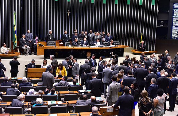 
A Câmara dos Deputados rejeitou a PEC que permitiria às universidades públicas a possibilidade de cobrar mensalidade de cursos de extensão e pós-graduação lato sensu; dos 15 deputados maranhenses presentes na votação, 10 votaram a favor da PEC e somente cinco contra
